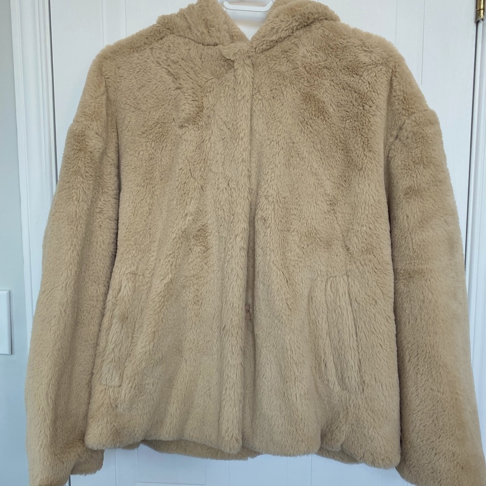 Zara faux fur jacket in size medium. Barely worn and in perfect condition!